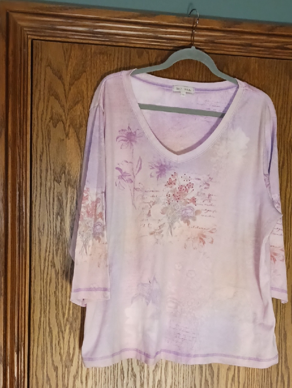 Women's Xcit U.S.A Pullover Studded V Neck 3/4 Sleeve Top